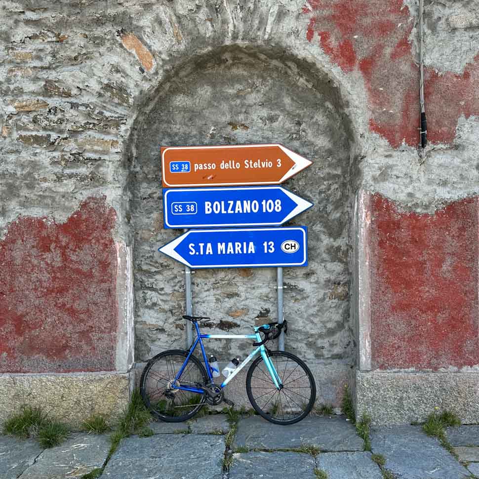 A stelbel bike on front of a sign to Passo dello Stelvio