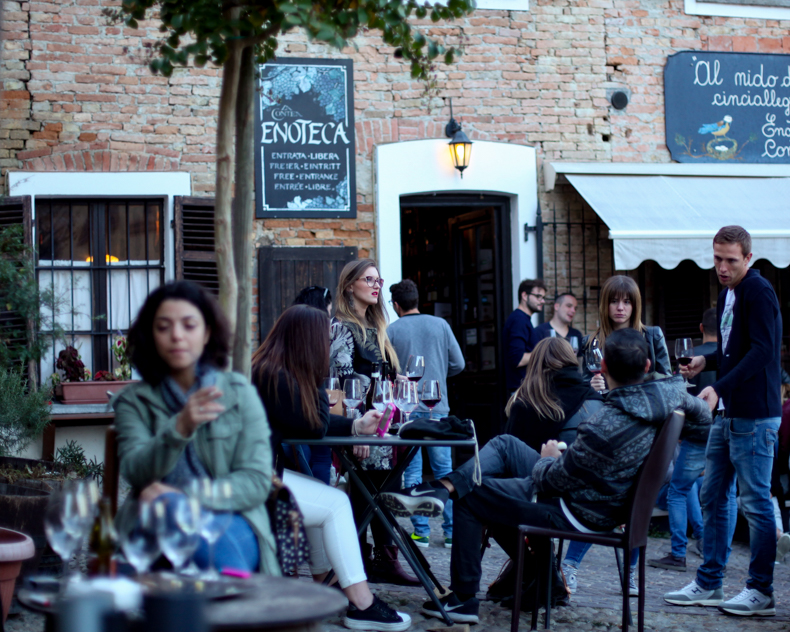 An enoteca in Nieve, Piemonte