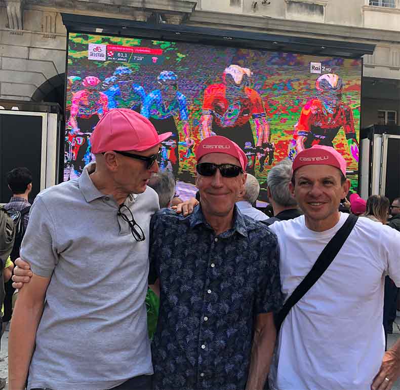 three spectators at the giro d'Italia in Como