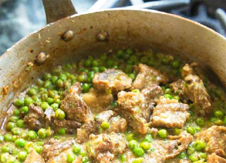 The italian dish of lamb with peas in pan