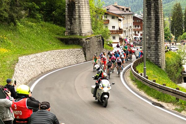 The Giro d'Italia racing underneath a bridge