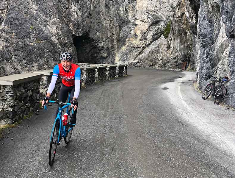 A cyclist riding up to Torri di Fraele