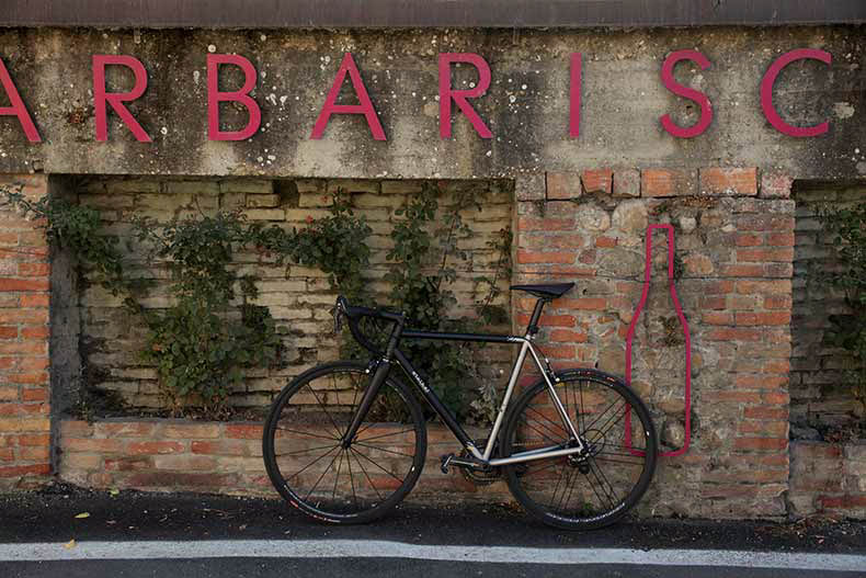 A stelbel Antenore in front of the Barbaresco town sign