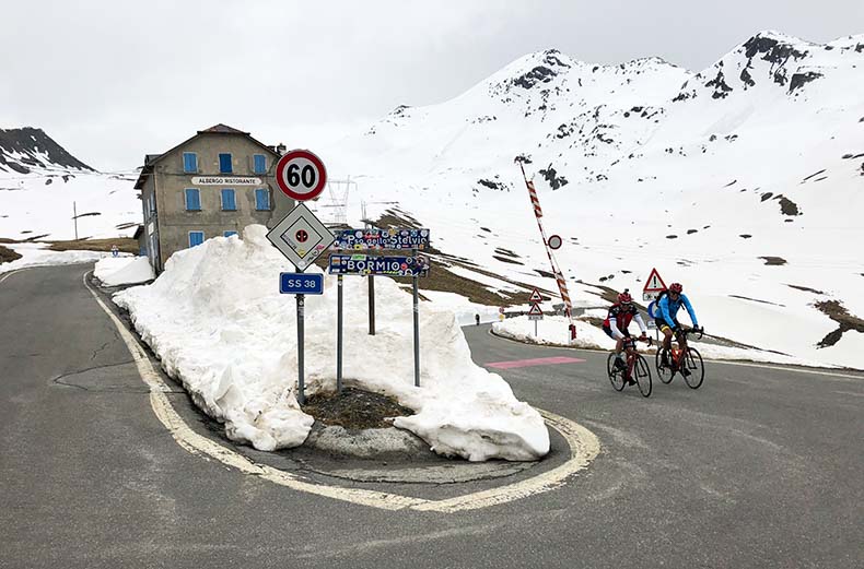 cyclists ring up stelvio