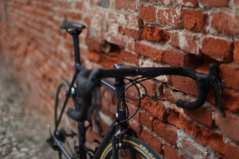 a formigli classic bike leaning against a wall in Italy