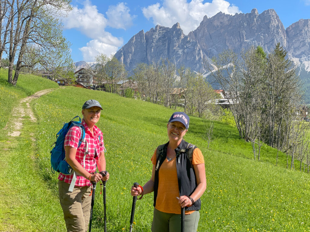 2 women hiking in the Dolomites