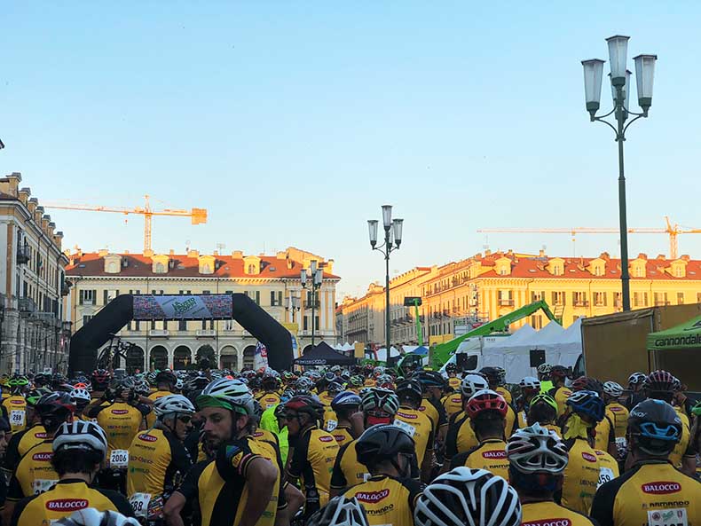 many cyclist in the starting grid of La Fausto Coppi Gran Fondo