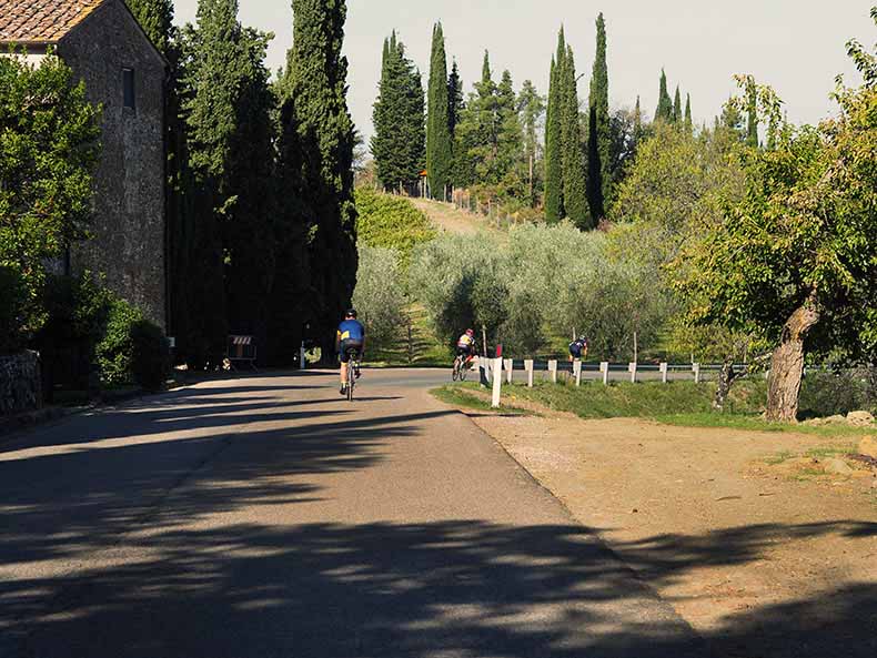 people cycling in Tuscany on holidays