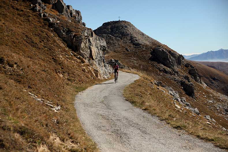 a cyclist descending Colle FAuniera