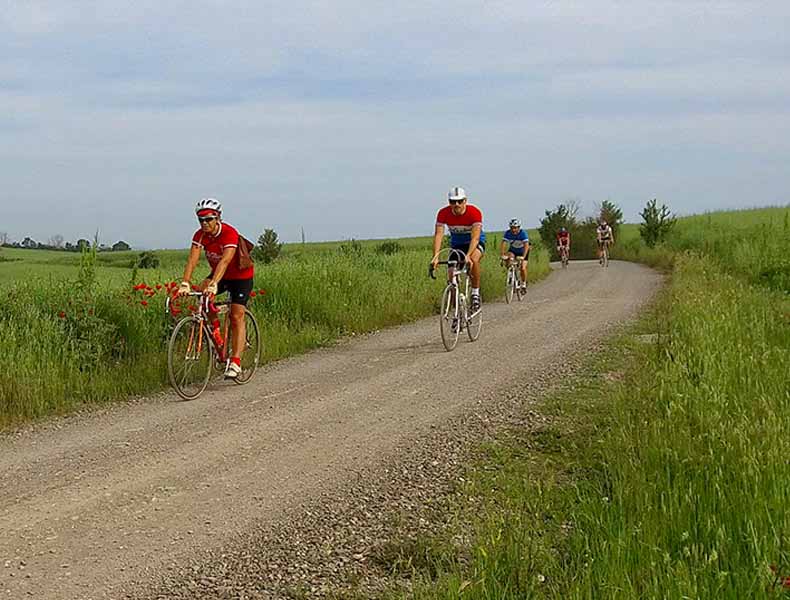 Cyclists riding on the gravel during L'Eroica Montalcino