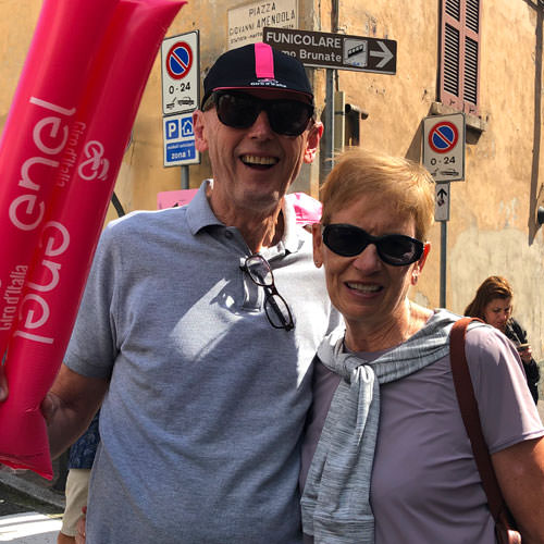 A couple of spectators at the Giro d'Italia in Como