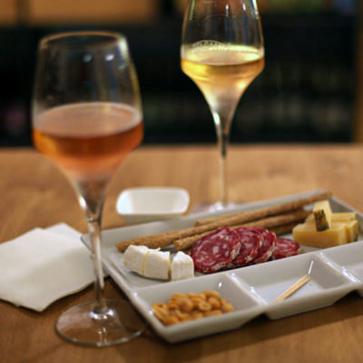 Aperitivo with a rosato and a prosecco in Piemonte