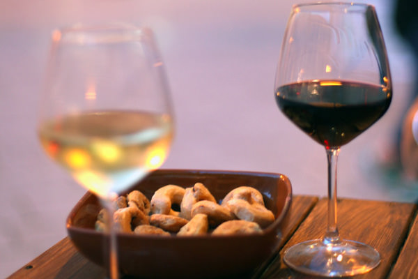White wine, red wine and taralini