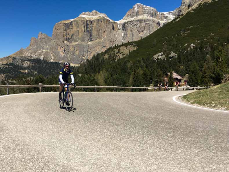 A cyclost riding to the top of Passo Pordoi